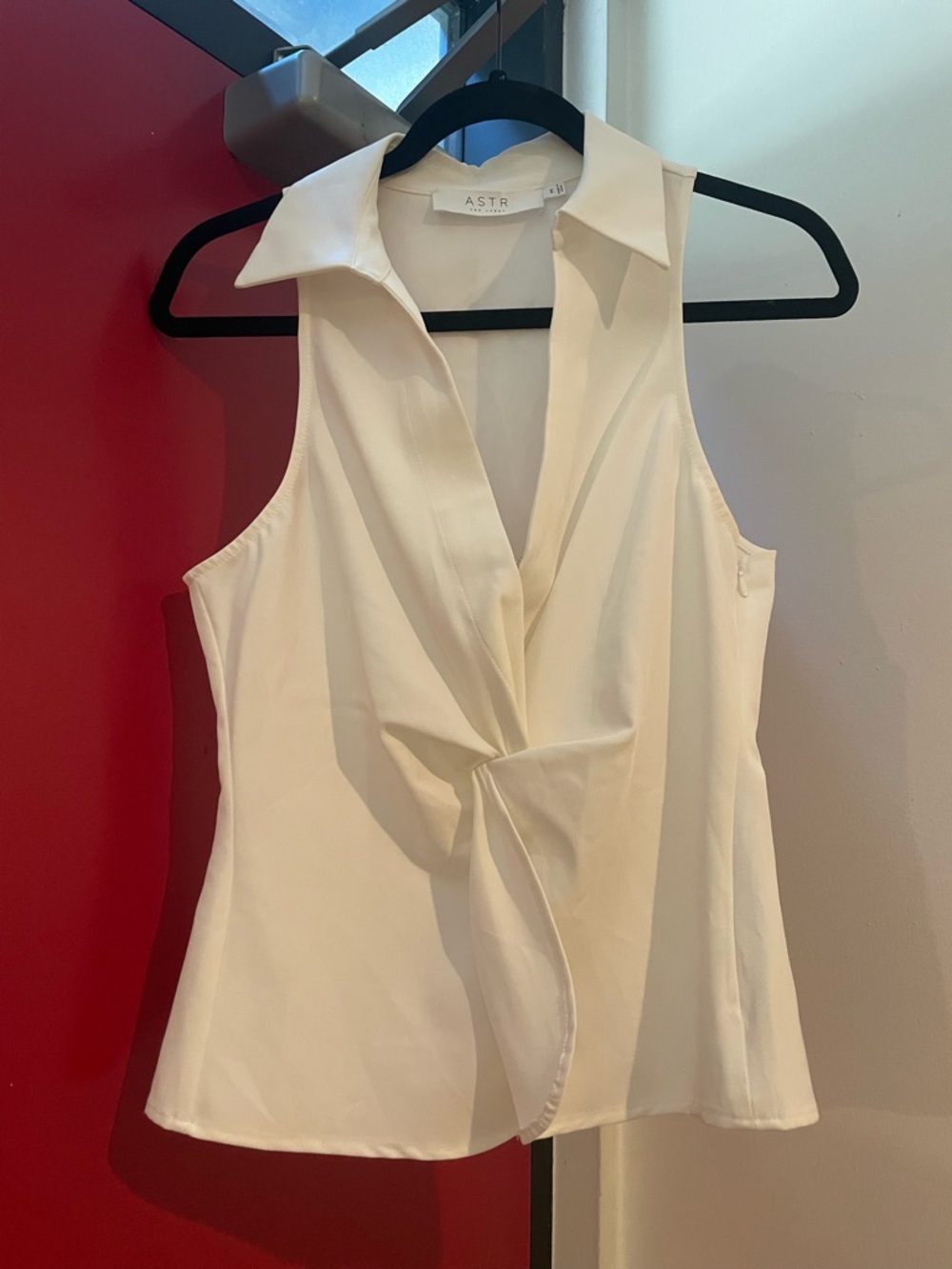 ASTR Cream Sleeveless Twist-Front Collared Blouse